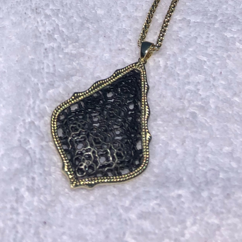 Kendra Scott necklace